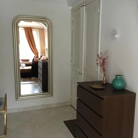 Beautiful Eiffel Tower Apartment
