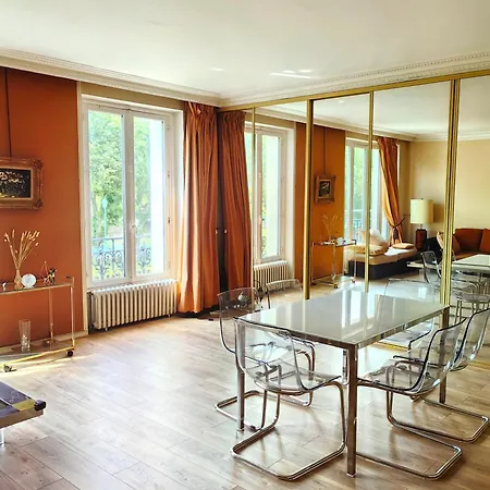 Beautiful Eiffel Tower Apartment Paris